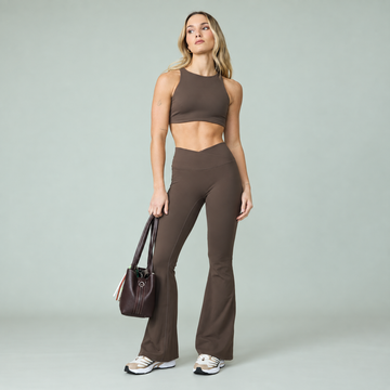 Set Top crop cuello alto Cafe + Flare pant pretina cruzada Cafe