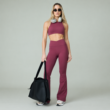 Set Top crop cuello alto Burdeo + Flare pant pretina cruzada Burdeo